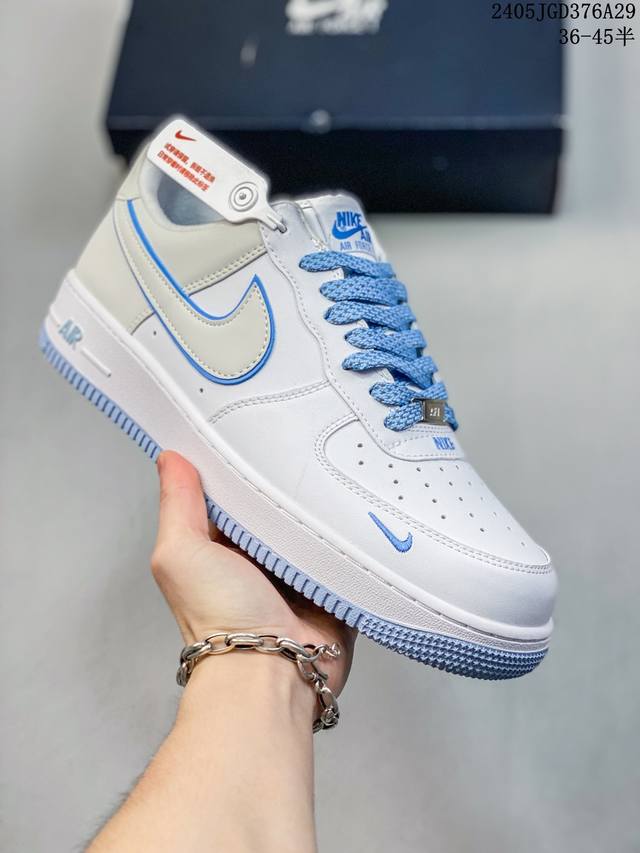 公司级耐克nike Air Force 1 Low 空军一号低帮百搭休闲运动板鞋。柔软、弹性十足的缓震性能和出色的中底设计，横跨复古与现代的外型结合，造就出风靡