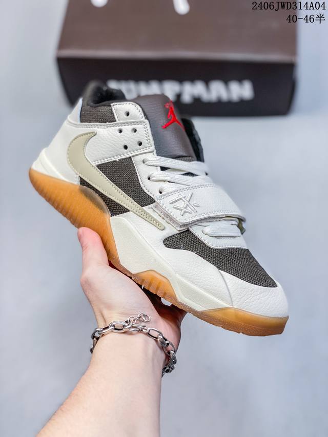 乔丹travis Scott X Jordan Aj Cut The Check Ts倒钩联名魔术贴篮球鞋 Fz8117 配色方面采用黑色为底 搭配棕色框架呈现