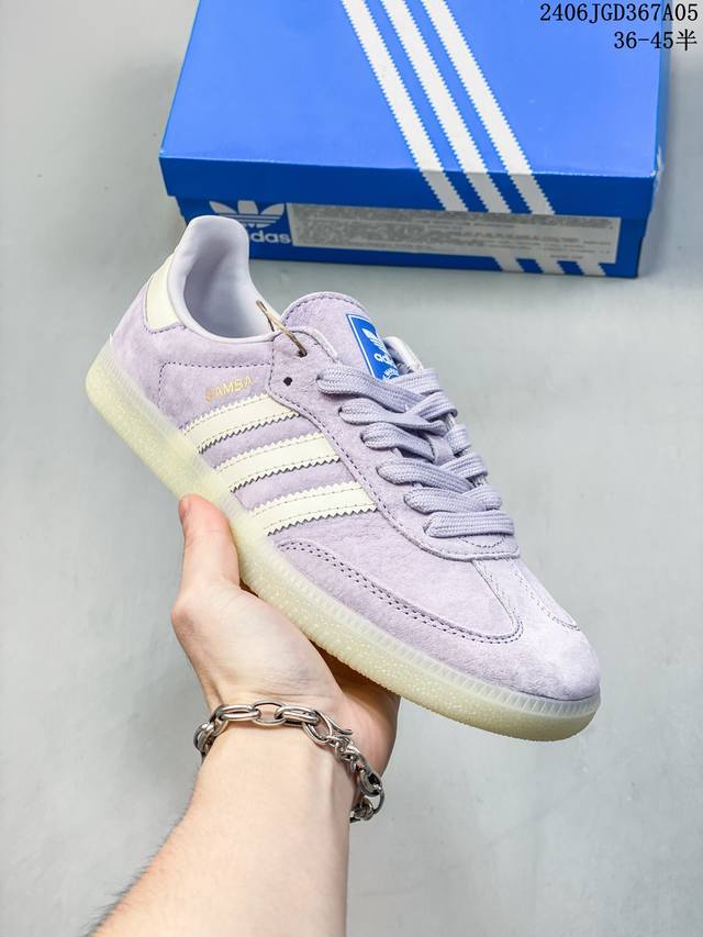 阿迪达斯 Adidas Originals Gazelle Indoor 复古三叶草防滑透明橡胶板鞋经典运动鞋。这款经典鞋,忠于原版设计,缀撞色三条纹和鞋跟饰片