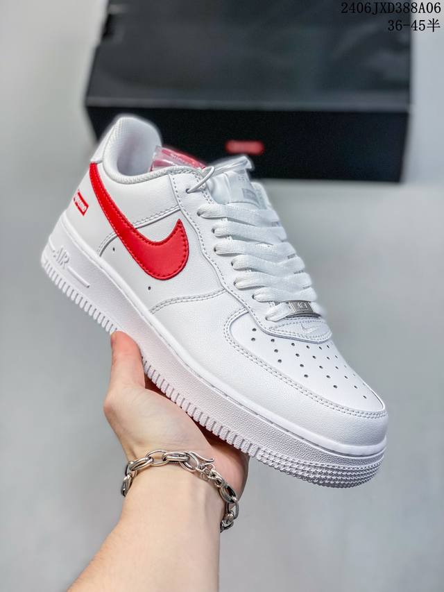 公司级耐克nike Air Force 1 Low 空军一号低帮百搭休闲运动板鞋。柔软、弹性十足的缓震性能和出色的中底设计，横跨复古与现代的外型结合，造就出风靡