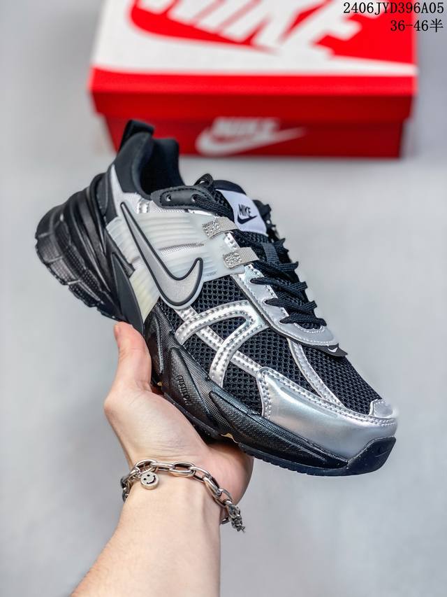 公司级nike V2K Runtekk 灰白 减震防滑复古低帮跑步鞋 材质上使用大面积网眼 皮革 Tpu 组成 支撑和透气性肯定不错 中底处由 Cushlon