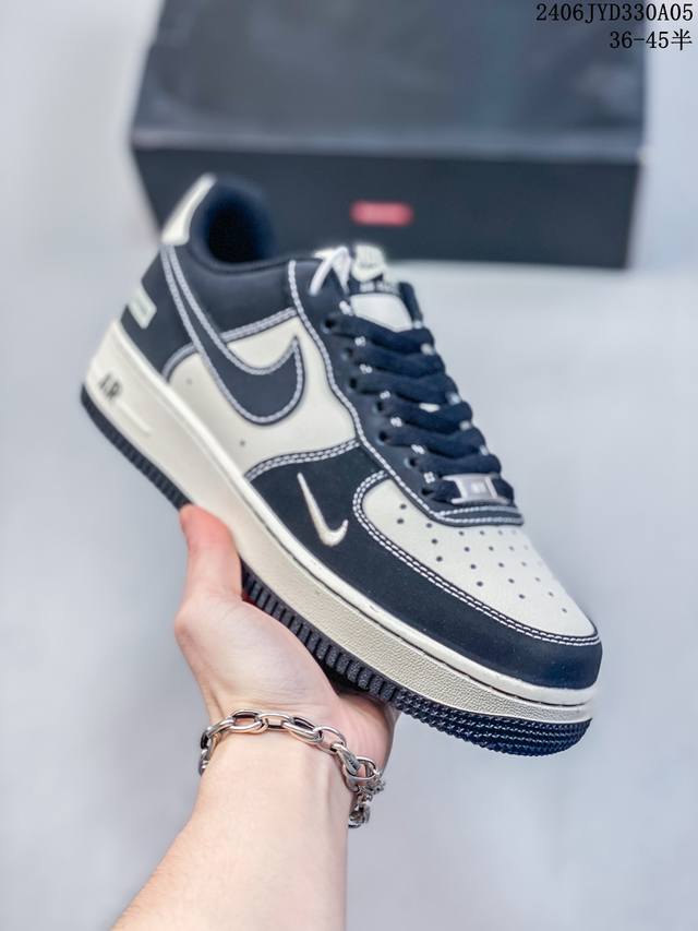 公司级耐克nike Air Force 1 Low 空军一号低帮百搭休闲运动板鞋。柔软、弹性十足的缓震性能和出色的中底设计，横跨复古与现代的外型结合，造就出风靡