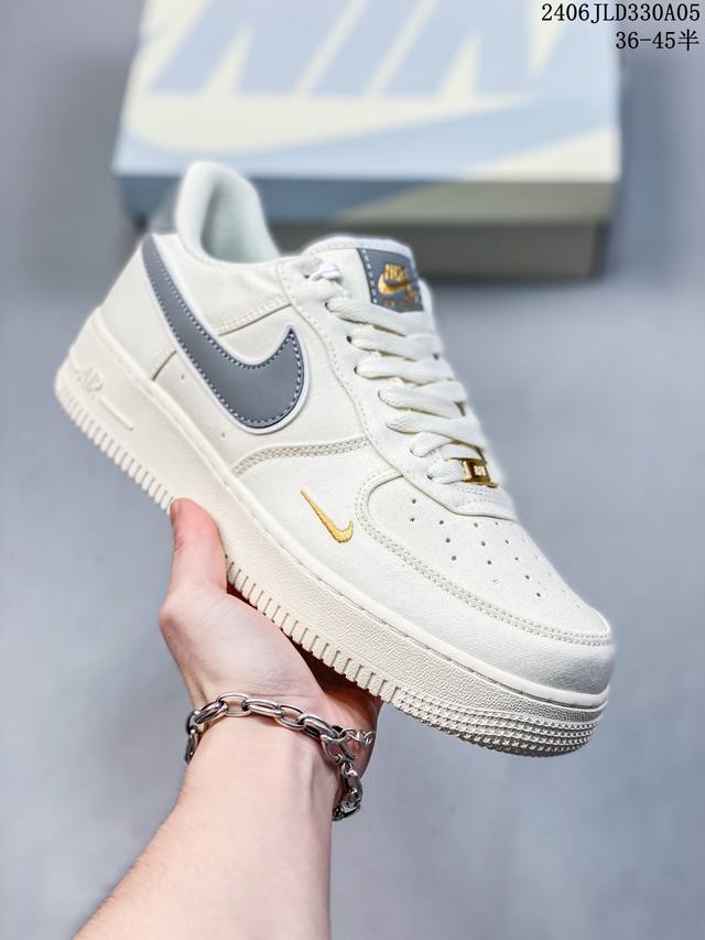 公司级耐克nike Air Force 1 Low 空军一号低帮百搭休闲运动板鞋。柔软、弹性十足的缓震性能和出色的中底设计，横跨复古与现代的外型结合，造就出风靡