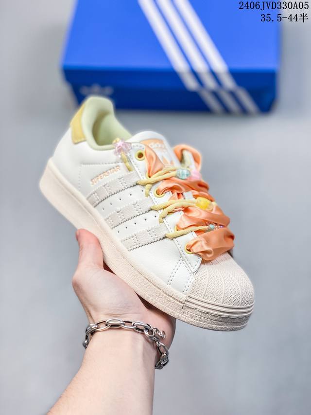 阿迪达斯 Adidas Superstar 三叶草经典贝壳头系列 新款休闲板鞋潮流男女士运动鞋 ，鞋面柔软皮革材质 标志性的贝壳鞋头，锯齿三条纹，简约的线条。就