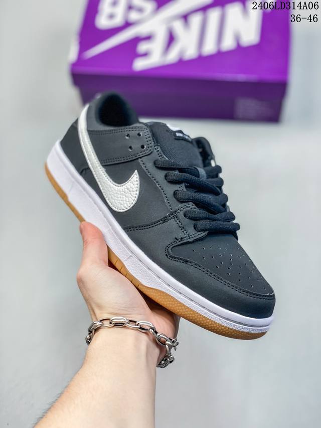 公司级带半码 耐克nike Sb Dunk Low 扣篮系列复古低帮休闲运动滑板板鞋。采用脚感柔软舒适zoomair气垫，有效吸收滑板等极限运动在落地时带来的冲