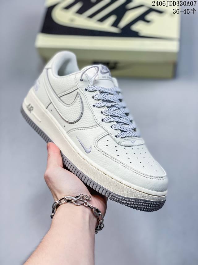 公司级耐克nike Air Force 1 Low 空军一号低帮百搭休闲运动板鞋。柔软、弹性十足的缓震性能和出色的中底设计，横跨复古与现代的外型结合，造就出风靡