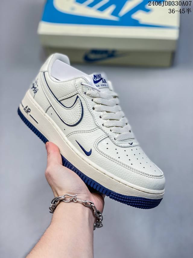 公司级耐克nike Air Force 1 Low 空军一号低帮百搭休闲运动板鞋。柔软、弹性十足的缓震性能和出色的中底设计，横跨复古与现代的外型结合，造就出风靡