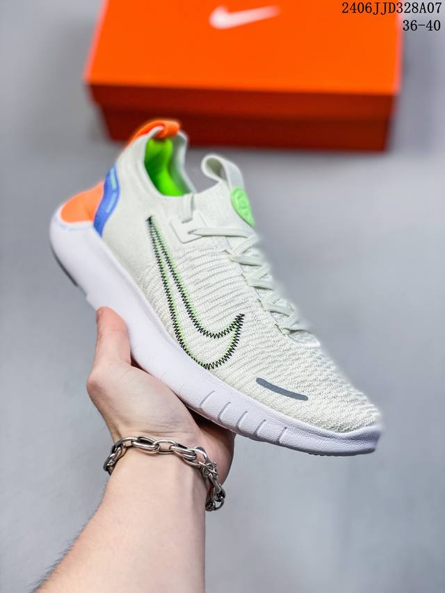 真标耐克 Nike Free Run 赤足5.0 可回收材料轻便透气运动跑步鞋 类似袜子的 Free Run 5.0由至少20%的可回收材料制成，旨在从跑步过渡