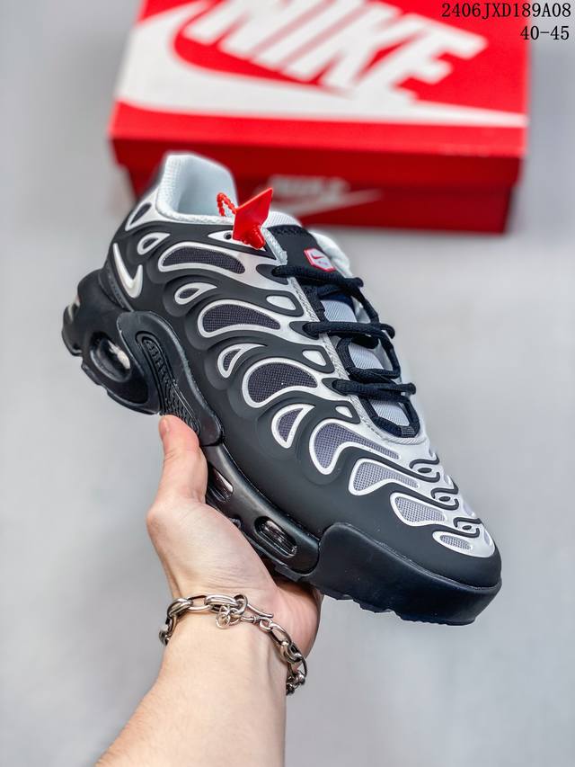 公司级耐克nike Air Maxplus Drift休闲气垫缓震跑步运动鞋 造型超讨喜！鞋面以帆布和织物材质包裹，保证了轻薄透气，更适合夏季穿着。鞋侧 鱼骨