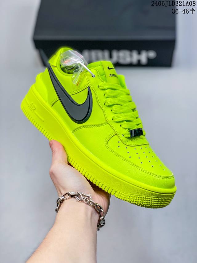 公司级耐克nike Air Force 1 Low 空军一号低帮百搭休闲运动板鞋。柔软、弹性十足的缓震性能和出色的中底设计，横跨复古与现代的外型结合，造就出风靡