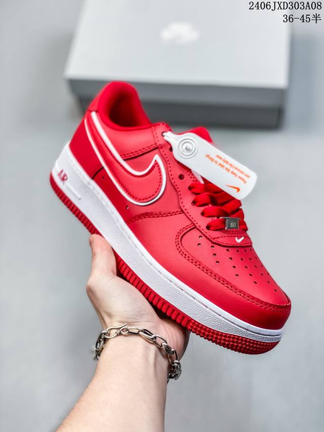 公司级耐克nike Air Force 1 Low 空军一号低帮百搭休闲运动板鞋。柔软、弹性十足的缓震性能和出色的中底设计，横跨复古与现代的外型结合，造就出风靡