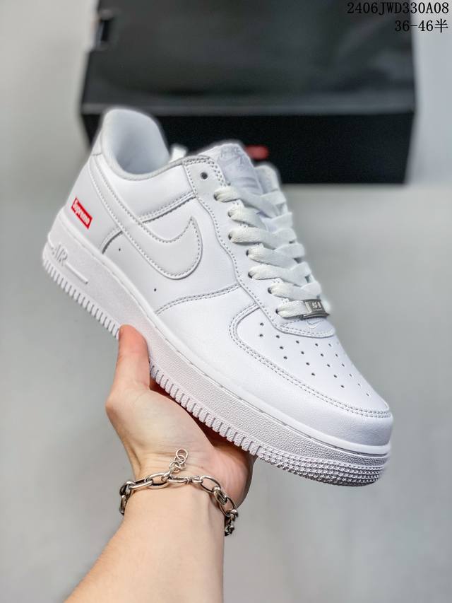 公司级耐克nike Air Force 1 Low 空军一号低帮百搭休闲运动板鞋。柔软、弹性十足的缓震性能和出色的中底设计，横跨复古与现代的外型结合，造就出风靡