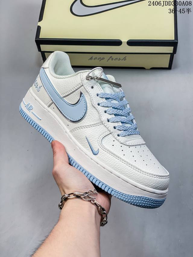 公司级耐克nike Air Force 1 Low 空军一号低帮百搭休闲运动板鞋。柔软、弹性十足的缓震性能和出色的中底设计，横跨复古与现代的外型结合，造就出风靡