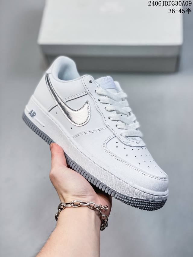 公司级耐克nike Air Force 1 Low 空军一号低帮百搭休闲运动板鞋。柔软、弹性十足的缓震性能和出色的中底设计，横跨复古与现代的外型结合，造就出风靡