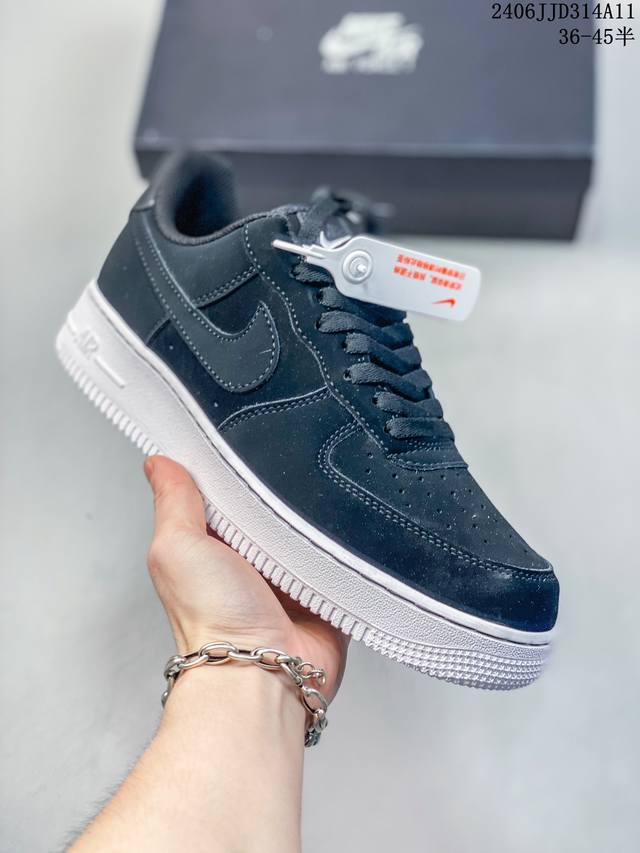 公司级耐克nike Air Force 1 Low 空军一号低帮百搭休闲运动板鞋。柔软、弹性十足的缓震性能和出色的中底设计，横跨复古与现代的外型结合，造就出风靡