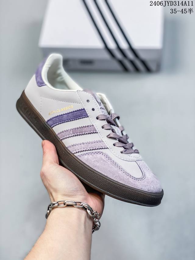 Adidas Originals 便為我們帶來了全新配色的 Adidas Gazelle Indoor ，版本以梅紅色鞋身配以白色的三槓 Logo 以及海軍藍色