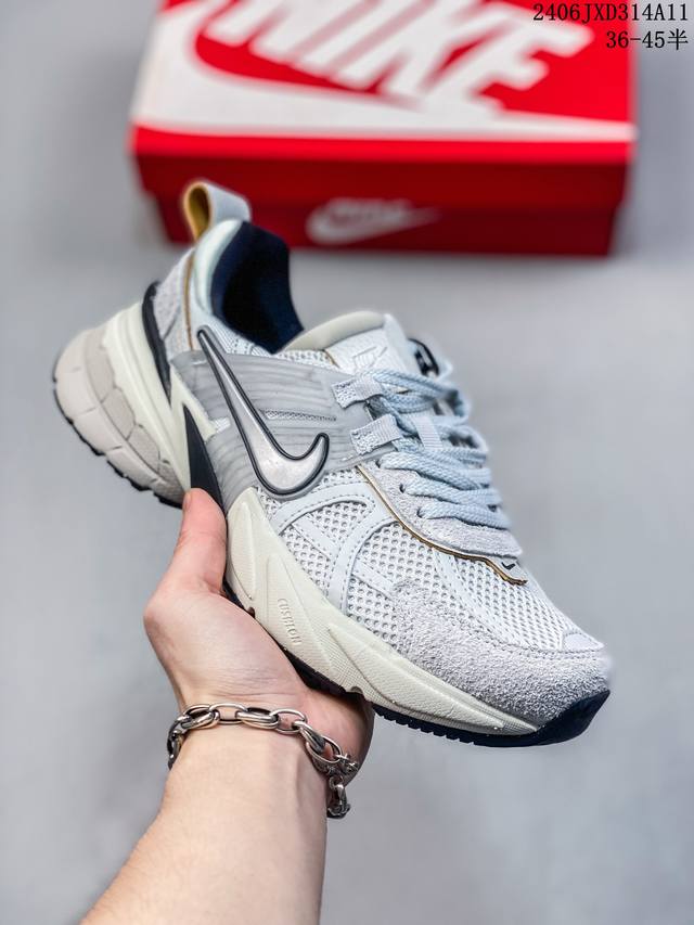 耐克nike V2K Runtekk Run 减震防滑复古低帮跑步鞋 Fn6703 002 鞋款被命名为 Runtekk 设计上借鉴了 2000 年的跑鞋风格