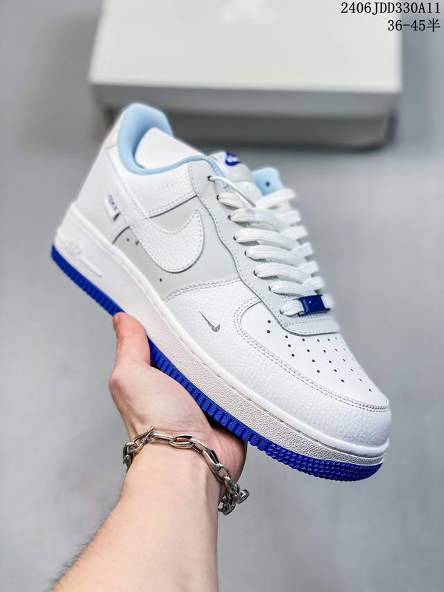 公司级耐克nike Air Force 1 Low 空军一号低帮百搭休闲运动板鞋。柔软、弹性十足的缓震性能和出色的中底设计，横跨复古与现代的外型结合，造就出风靡