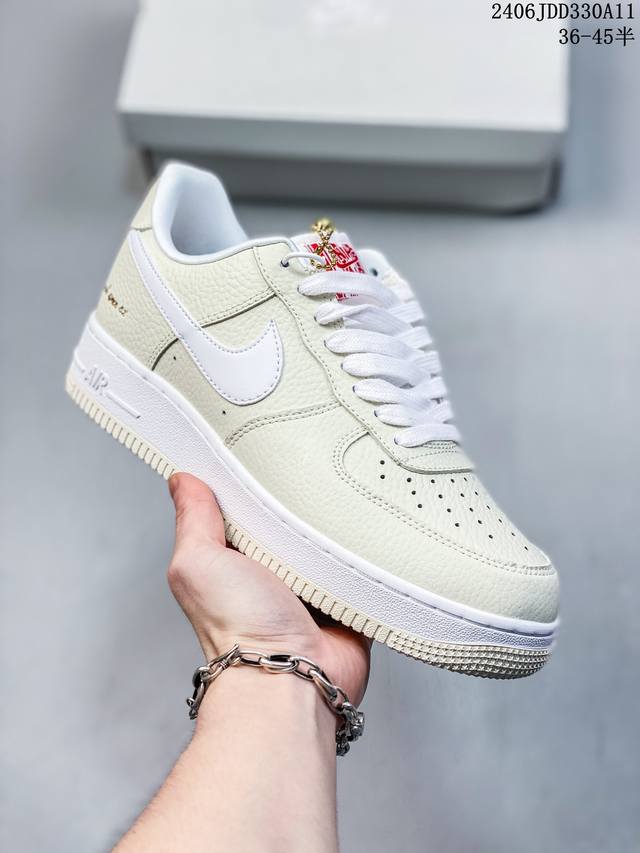 公司级耐克nike Air Force 1 Low 空军一号低帮百搭休闲运动板鞋。柔软、弹性十足的缓震性能和出色的中底设计，横跨复古与现代的外型结合，造就出风靡