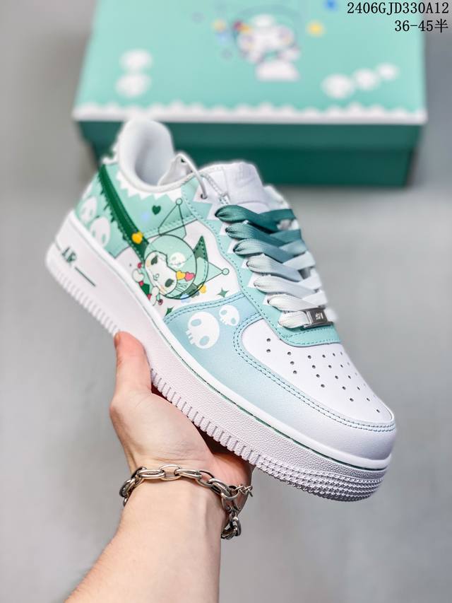 公司级耐克nike Air Force 1 Low 空军一号低帮百搭休闲运动板鞋。柔软、弹性十足的缓震性能和出色的中底设计，横跨复古与现代的外型结合，造就出风靡