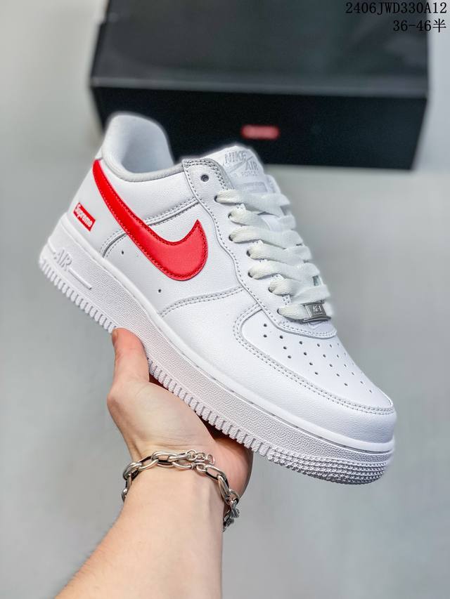 公司级耐克nike Air Force 1 Low 空军一号低帮百搭休闲运动板鞋。柔软、弹性十足的缓震性能和出色的中底设计，横跨复古与现代的外型结合，造就出风靡