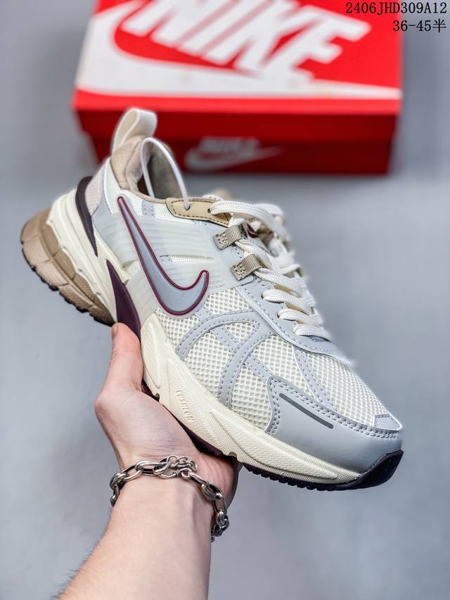 耐克nike V2K Run跑步鞋复古风潮 网面透气运动鞋 灰银紧致的鞋面材质提供良好的包裹性鞋侧 Swoosh以及鞋头部分搭配增添不少亮点的镀铬细节鞋垫上印有