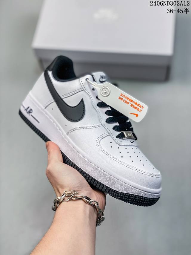 公司级耐克nike Air Force 1 Low 空军一号低帮百搭休闲运动板鞋。柔软、弹性十足的缓震性能和出色的中底设计，横跨复古与现代的外型结合，造就出风靡