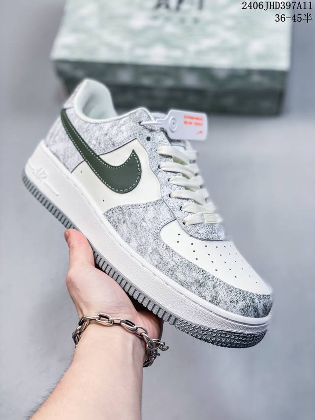 公司级耐克nike Air Force 1 Low 空军一号低帮百搭休闲运动板鞋。柔软、弹性十足的缓震性能和出色的中底设计，横跨复古与现代的外型结合，造就出风靡