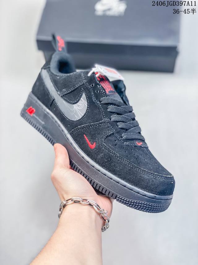 公司级耐克nike Air Force 1 Low 空军一号低帮百搭休闲运动板鞋。柔软、弹性十足的缓震性能和出色的中底设计，横跨复古与现代的外型结合，造就出风靡