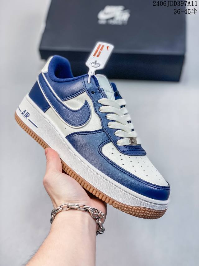 公司级耐克nike Air Force 1 Low 空军一号低帮百搭休闲运动板鞋。柔软、弹性十足的缓震性能和出色的中底设计，横跨复古与现代的外型结合，造就出风靡