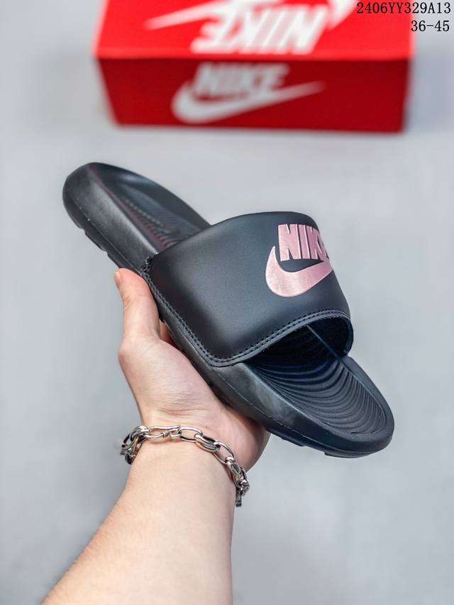 耐克 Nike Victori One Slide 耐克 夏季时尚舒适 高品质 一字拖鞋沙滩鞋拖鞋。采用全新柔软泡棉，响应灵敏，轻盈非凡，打造休闲舒适的穿着体验