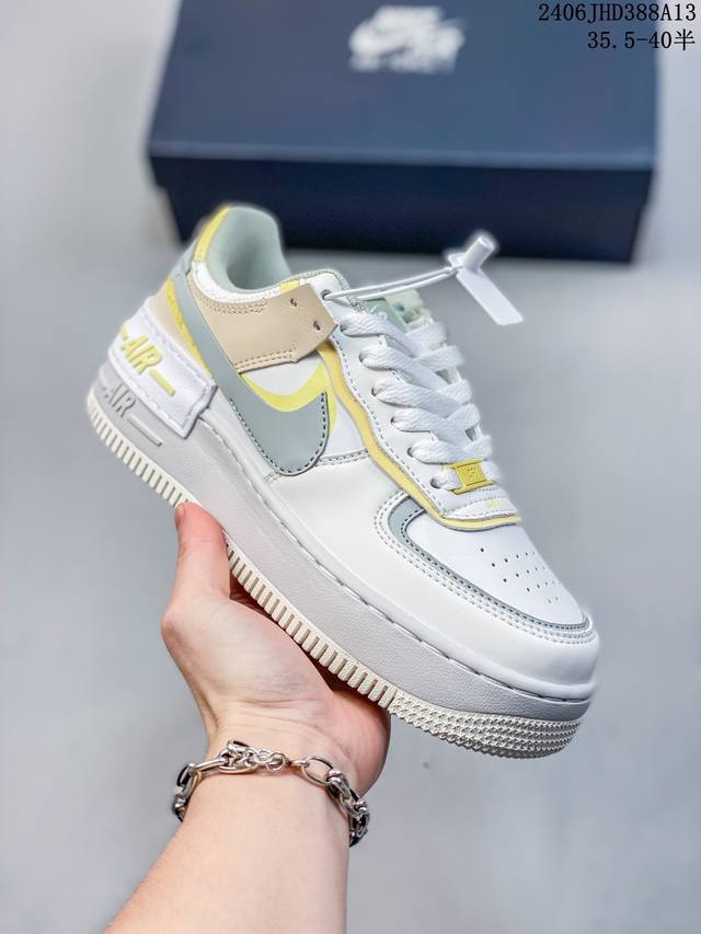 公司级nike Wmns Air Force 1 Shadow 马卡龙军空一号轻增量高低帮搭百板鞋。为典经设计注玩入味元素。 分层构结、大加中及底双重品牌标志，