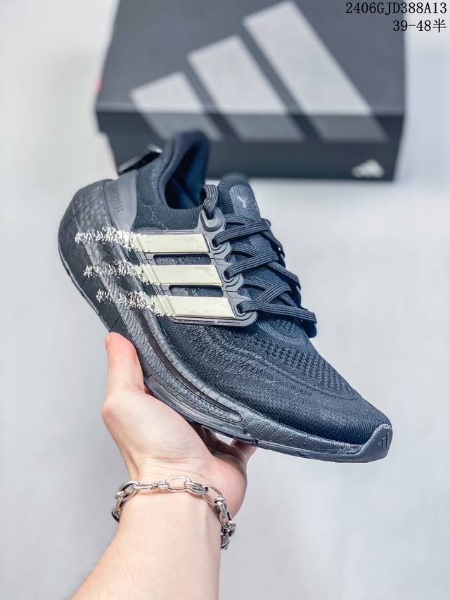 公司级adidas Ultra Boost Light 缓震运动休闲轻便透气跑步鞋 采用adidas Primeknit鞋面 裹脚舒适 搭载boost技术 为运