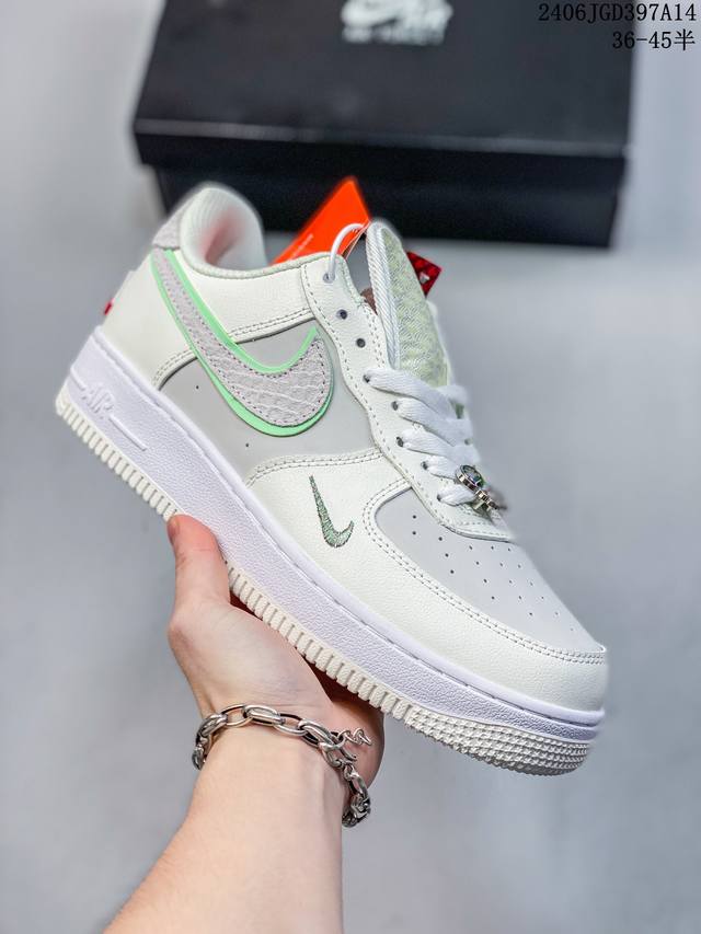 公司级耐克nike Air Force 1 Low 空军一号低帮百搭休闲运动板鞋。柔软、弹性十足的缓震性能和出色的中底设计，横跨复古与现代的外型结合，造就出风靡