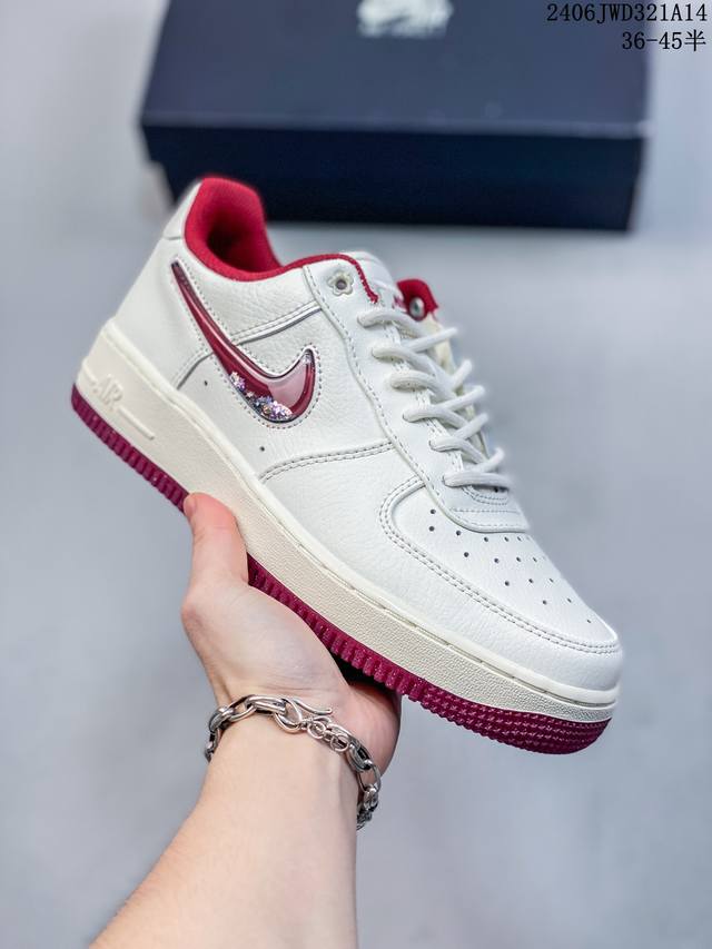 公司级耐克nike Air Force 1 Low 空军一号低帮百搭休闲运动板鞋。柔软、弹性十足的缓震性能和出色的中底设计，横跨复古与现代的外型结合，造就出风靡