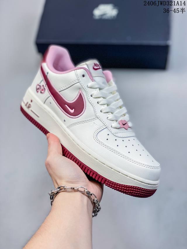 公司级耐克nike Air Force 1 Low 空军一号低帮百搭休闲运动板鞋。柔软、弹性十足的缓震性能和出色的中底设计，横跨复古与现代的外型结合，造就出风靡