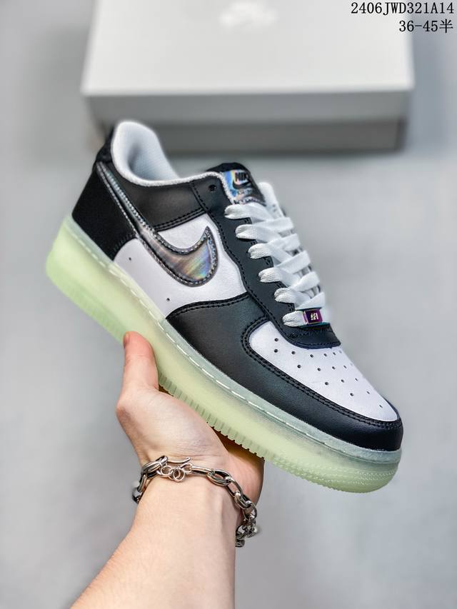 公司级耐克nike Air Force 1 Low 空军一号低帮百搭休闲运动板鞋。柔软、弹性十足的缓震性能和出色的中底设计，横跨复古与现代的外型结合，造就出风靡