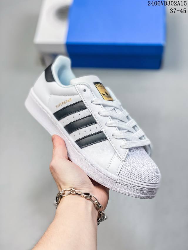 阿迪达斯 Adidas Superstar 三叶草经典贝壳头系列 新款休闲板鞋潮流男女士运动鞋 鞋面柔软皮革材质 标志性的贝壳鞋头，锯齿三条纹，简约的线条。就连