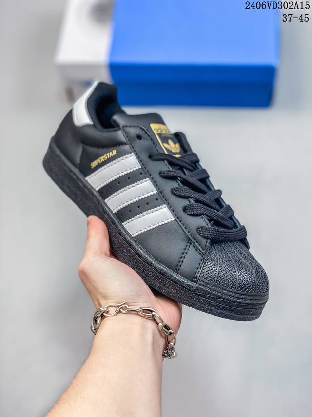 阿迪达斯 Adidas Superstar 三叶草经典贝壳头系列 新款休闲板鞋潮流男女士运动鞋 鞋面柔软皮革材质 标志性的贝壳鞋头，锯齿三条纹，简约的线条。就连