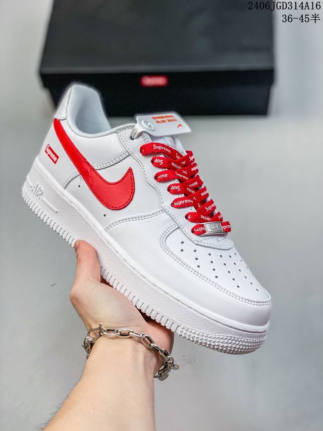 公司级耐克nike Air Force 1 Low 空军一号低帮百搭休闲运动板鞋。柔软、弹性十足的缓震性能和出色的中底设计，横跨复古与现代的外型结合，造就出风靡