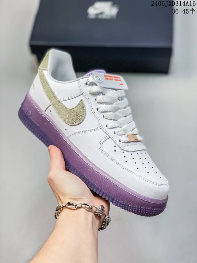 公司级耐克nike Air Force 1 Low 空军一号低帮百搭休闲运动板鞋。柔软、弹性十足的缓震性能和出色的中底设计，横跨复古与现代的外型结合，造就出风靡