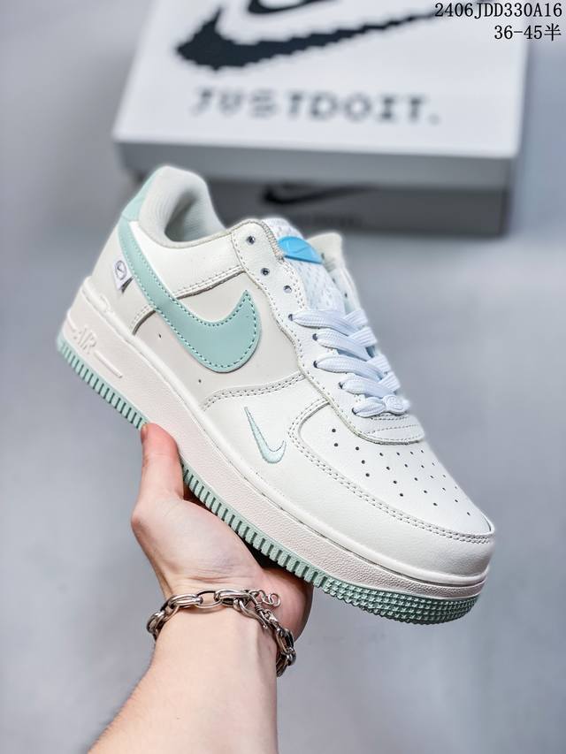 公司级耐克nike Air Force 1 Low 空军一号低帮百搭休闲运动板鞋。柔软、弹性十足的缓震性能和出色的中底设计，横跨复古与现代的外型结合，造就出风靡