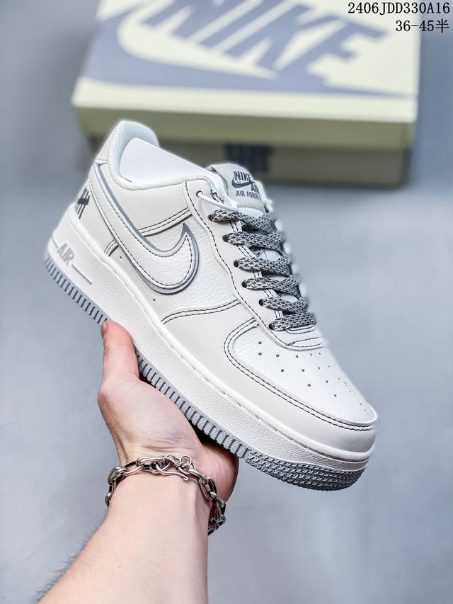 公司级耐克nike Air Force 1 Low 空军一号低帮百搭休闲运动板鞋。柔软、弹性十足的缓震性能和出色的中底设计，横跨复古与现代的外型结合，造就出风靡