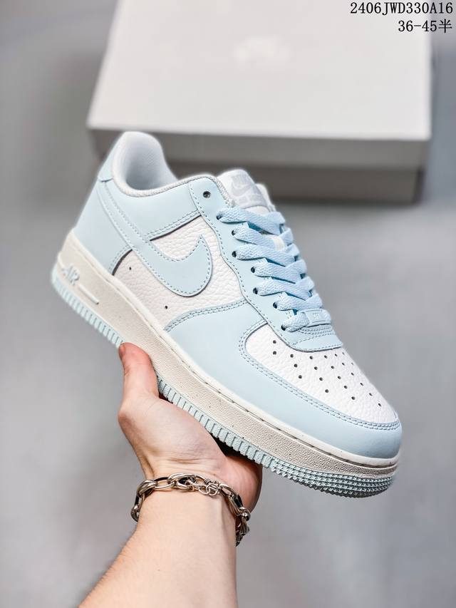 公司级耐克nike Air Force 1 Low 空军一号低帮百搭休闲运动板鞋。柔软、弹性十足的缓震性能和出色的中底设计，横跨复古与现代的外型结合，造就出风靡