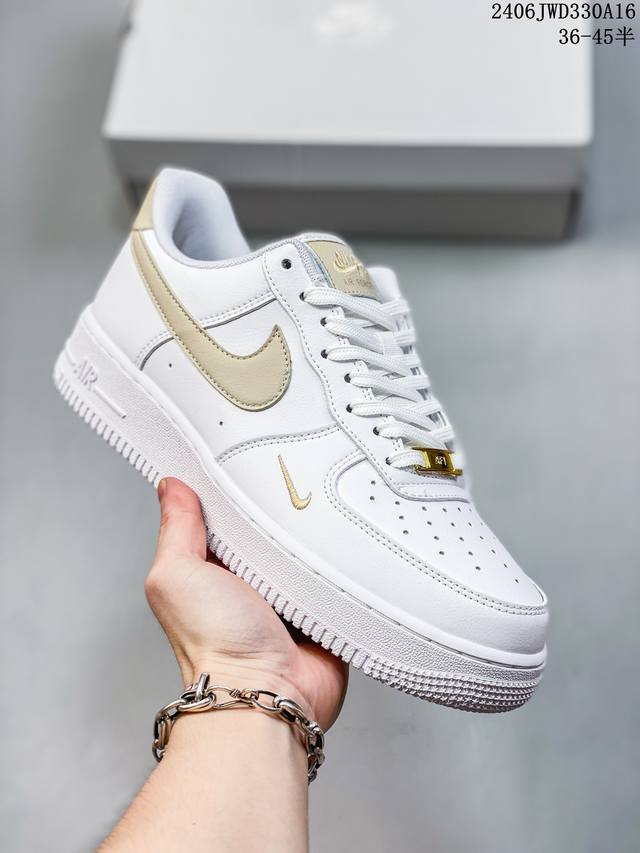 公司级耐克nike Air Force 1 Low 空军一号低帮百搭休闲运动板鞋。柔软、弹性十足的缓震性能和出色的中底设计，横跨复古与现代的外型结合，造就出风靡