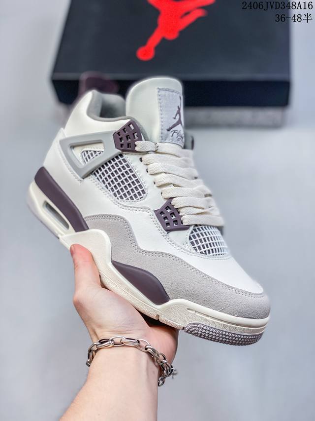 Air Jordan 4 Retro Aj4 乔丹4代 Aj4 乔4 乔丹篮球鞋系列 承袭了 Black Cat 的劲酷风范，眼前的这双 Air Jordan