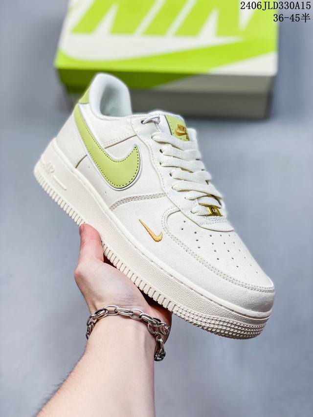 公司级耐克nike Air Force 1 Low 空军一号低帮百搭休闲运动板鞋。柔软、弹性十足的缓震性能和出色的中底设计，横跨复古与现代的外型结合，造就出风靡