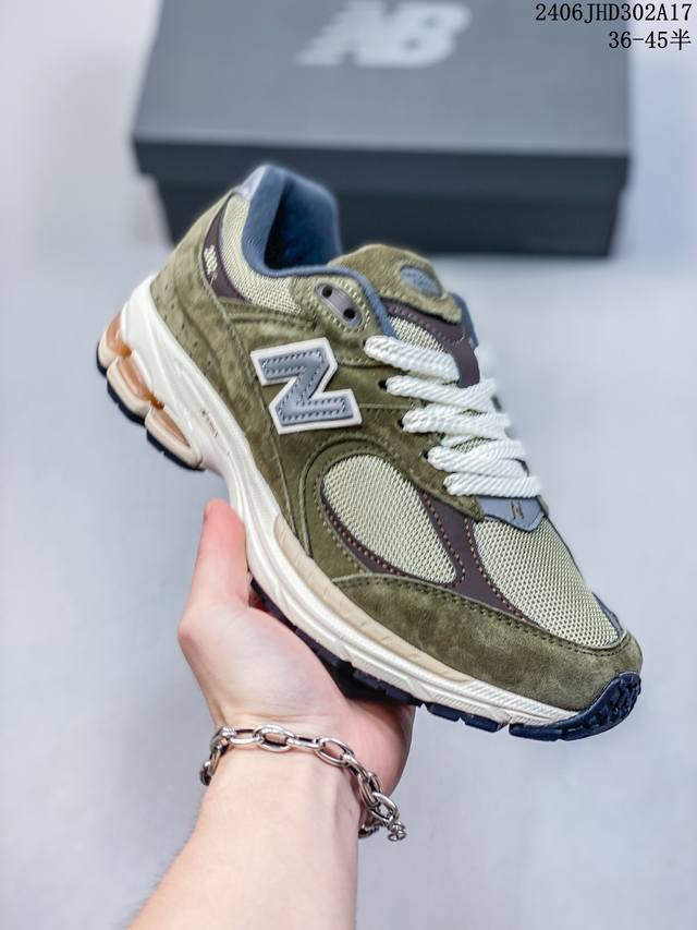 公司级new Balance 2002R 跑鞋 沿袭了面世之初的经典科技，以 Encap 中底配以升级版 N-Ergy 缓震物料。鞋面则采用特色的柔软麂皮搭以