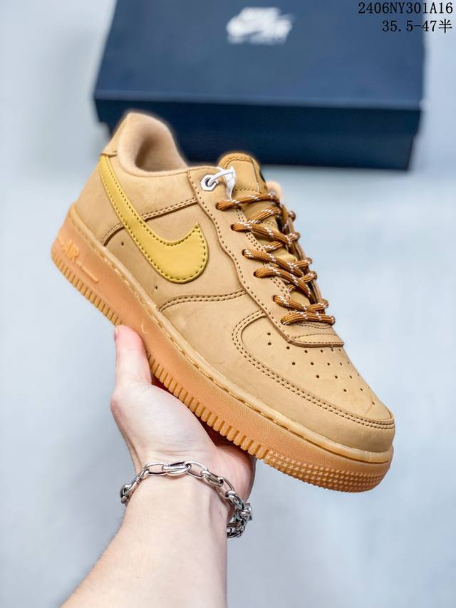 公司级耐克nike Air Force 1 Low 空军一号低帮百搭休闲运动板鞋。柔软、弹性十足的缓震性能和出色的中底设计，横跨复古与现代的外型结合，造就出风靡