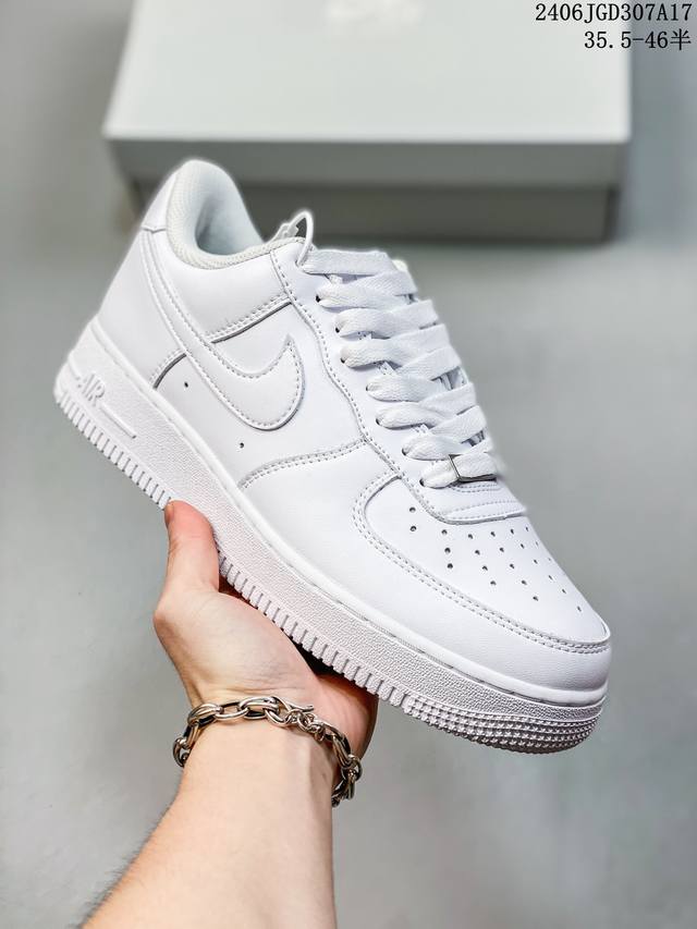 公司级耐克nike Air Force 1 Low 空军一号低帮百搭休闲运动板鞋。柔软、弹性十足的缓震性能和出色的中底设计，横跨复古与现代的外型结合，造就出风靡